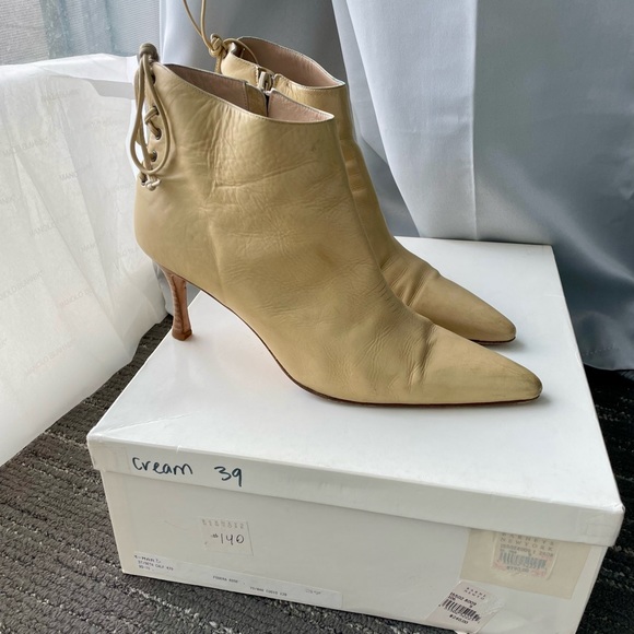 Monolo Blahnik cream color boots, size 9 US, Handmade in Italy. Comfy 3” heel. - Picture 8 of 16